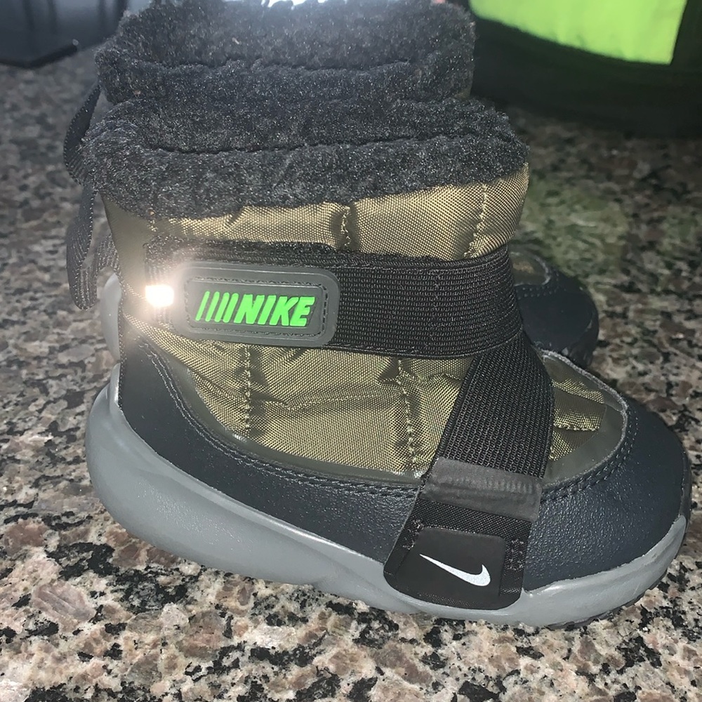 Toddler size 6C Black, dark green and grey Nike boots

Open to Offers!